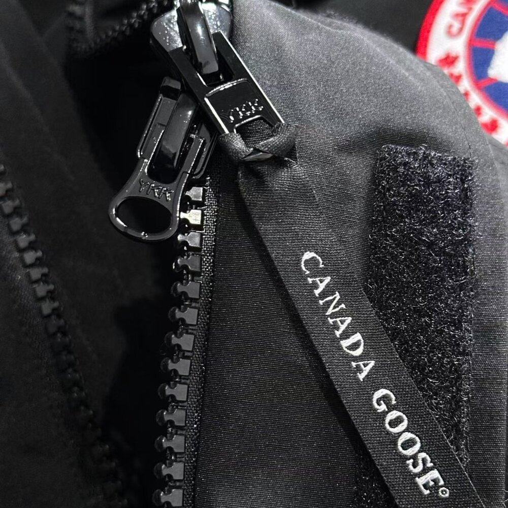 Canada Goose Men's Coat,Very comfortable to wear - Picture 7 of 8